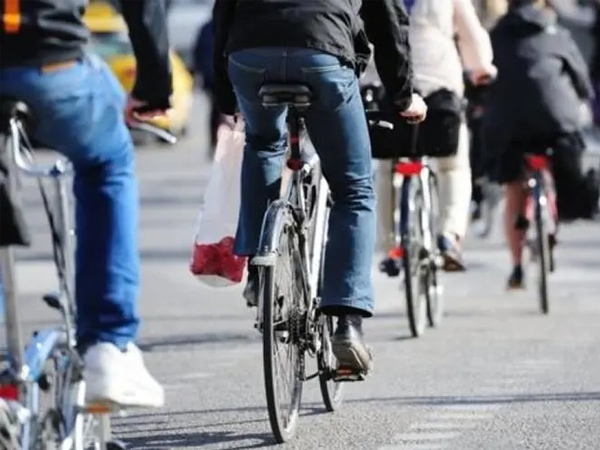 What are the benefits of cycling to and from work